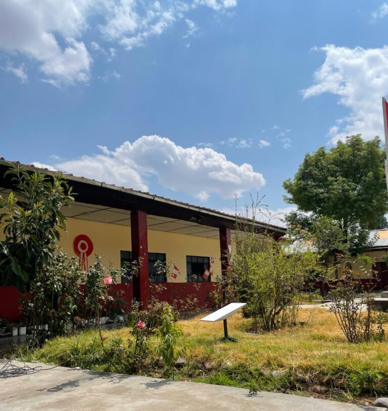 Colegio en Sicaya con antena Starlink